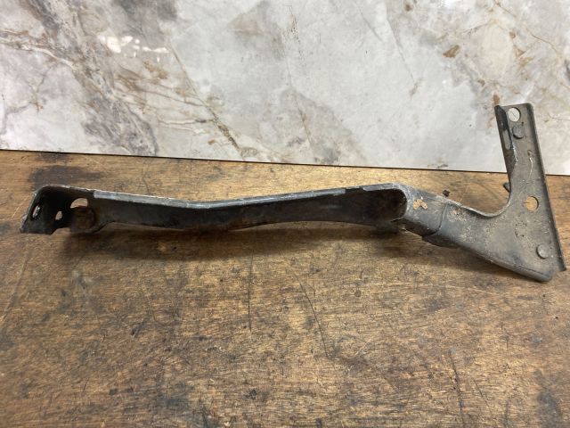 bontott AUDI A5 Jobb Sárvédő Oldaltartó