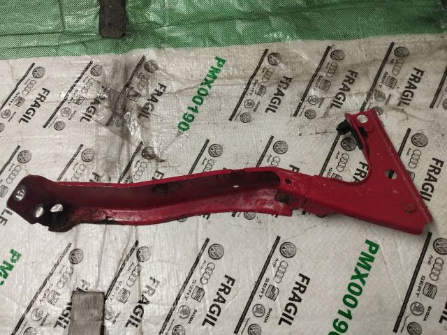 bontott AUDI A5 Jobb Sárvédő Oldaltartó