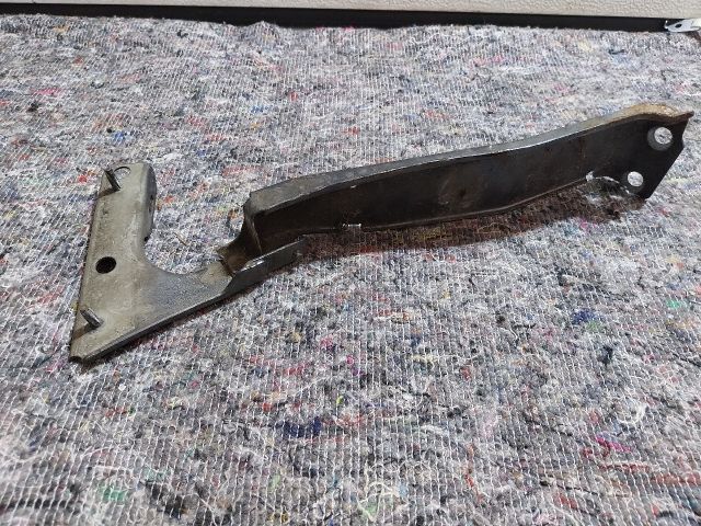 bontott AUDI A5 Jobb Sárvédő Oldaltartó