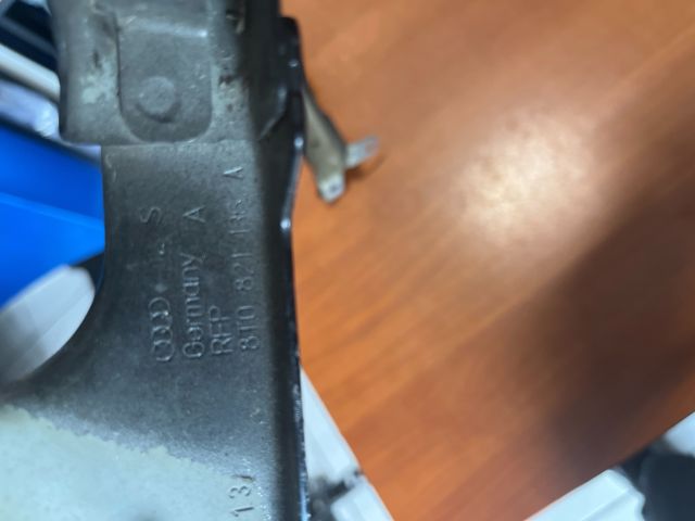 bontott AUDI A5 Jobb Sárvédő Oldaltartó