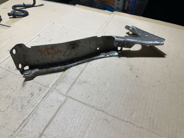 bontott AUDI A5 Jobb Sárvédő Oldaltartó