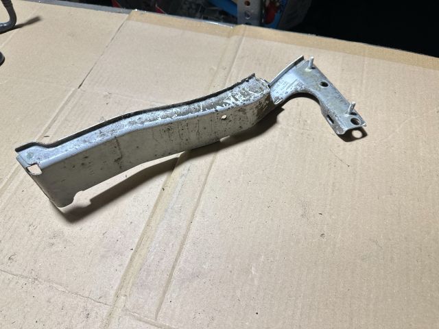 bontott AUDI A5 Jobb Sárvédő Oldaltartó