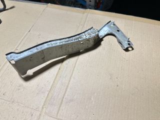 bontott AUDI A5 Jobb Sárvédő Oldaltartó