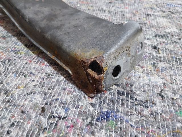 bontott AUDI A5 Jobb Sárvédő Oldaltartó