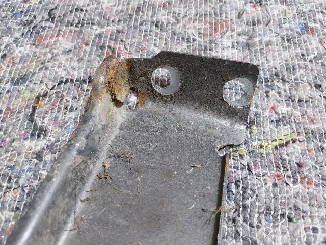 bontott AUDI A5 Jobb Sárvédő Oldaltartó