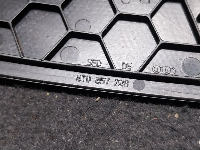 bontott AUDI A5 Műszerfal Jobb Hangszóró Burkolat