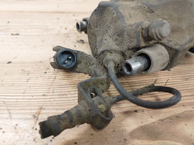 bontott AUDI A6 C4 Jobb első Féknyereg Munkahengerrel