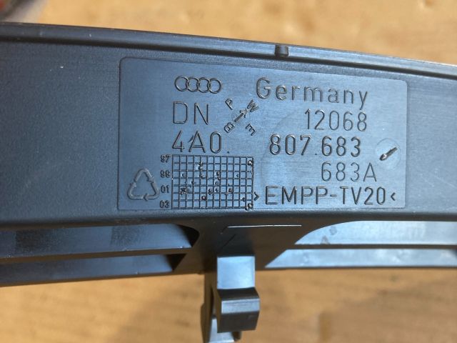 bontott AUDI A6 C4 Első Lökhárító Alsó Középső Díszrács