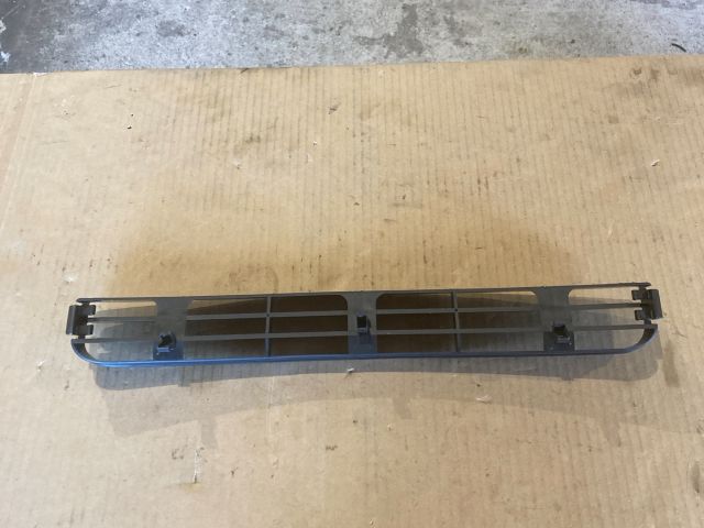 bontott AUDI A6 C4 Első Lökhárító Alsó Középső Díszrács