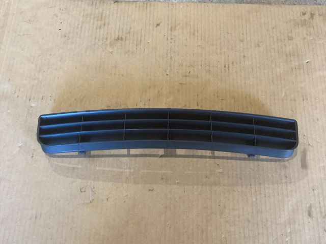 bontott AUDI A6 C4 Első Lökhárító Alsó Középső Díszrács