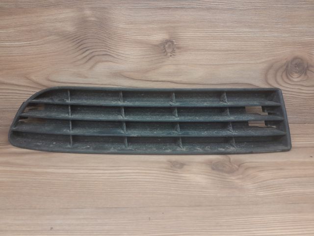 bontott AUDI A6 C4 Első Lökhárító Bal Díszrács