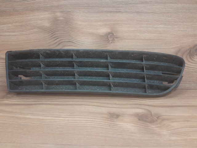 bontott AUDI A6 C4 Első Lökhárító Bal Díszrács