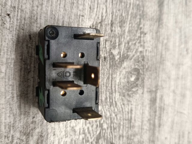 bontott AUDI A6 C4 Jobb első Ablakemelő Kapcsoló