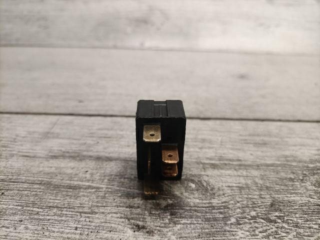 bontott AUDI A6 C4 Jobb első Ablakemelő Kapcsoló