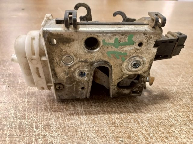 bontott AUDI A6 C4 Jobb első Ajtózár