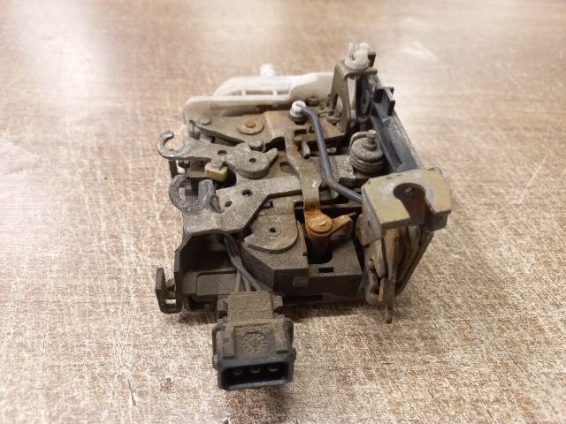 bontott AUDI A6 C4 Jobb első Ajtózár