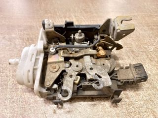 bontott AUDI A6 C4 Jobb első Ajtózár