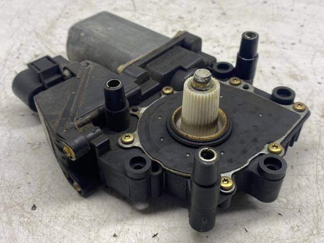 bontott AUDI A6 C4 Jobb hátsó Ablakemelő Motor