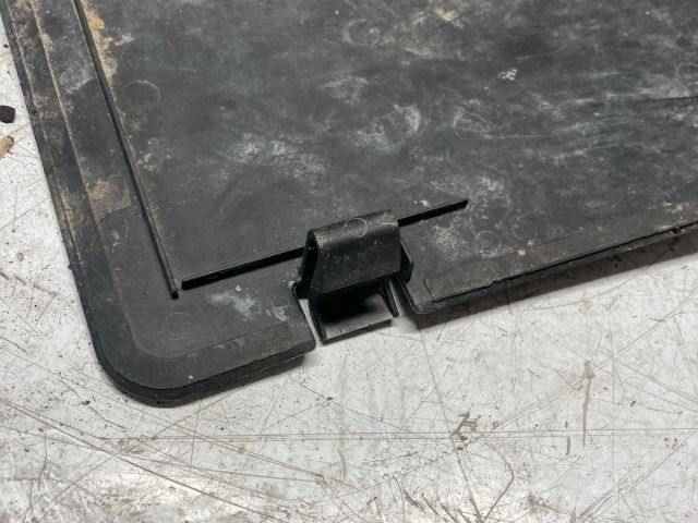 bontott AUDI A6 C5 Akkumulátor Fedél