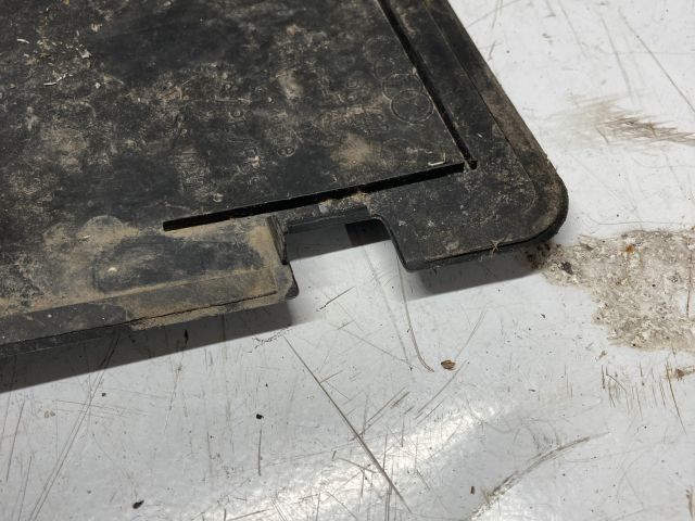 bontott AUDI A6 C5 Akkumulátor Fedél