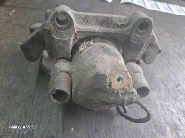 bontott AUDI A6 C5 Bal első Féknyereg Munkahengerrel