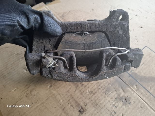 bontott AUDI A6 C5 Bal első Féknyereg Munkahengerrel