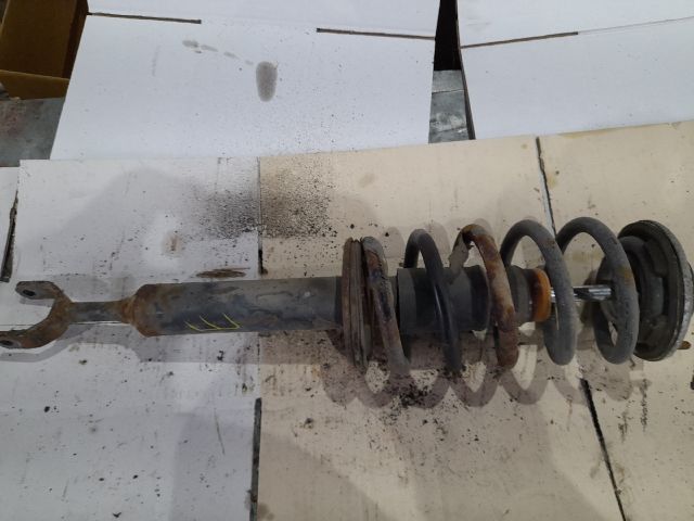 bontott AUDI A6 C5 Bal első Rugó