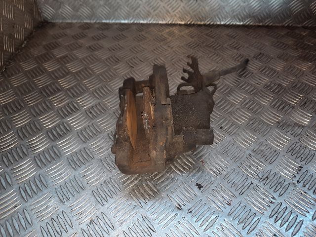 bontott AUDI A6 C5 Jobb első Féknyereg Munkahengerrel