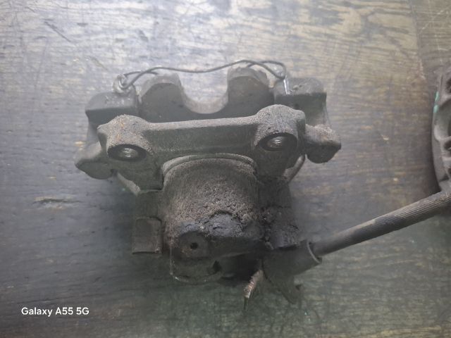 bontott AUDI A6 C5 Jobb első Féknyereg Munkahengerrel