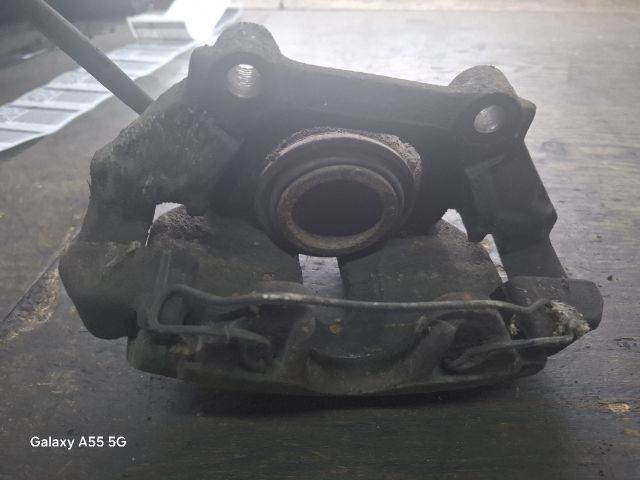 bontott AUDI A6 C5 Jobb első Féknyereg Munkahengerrel