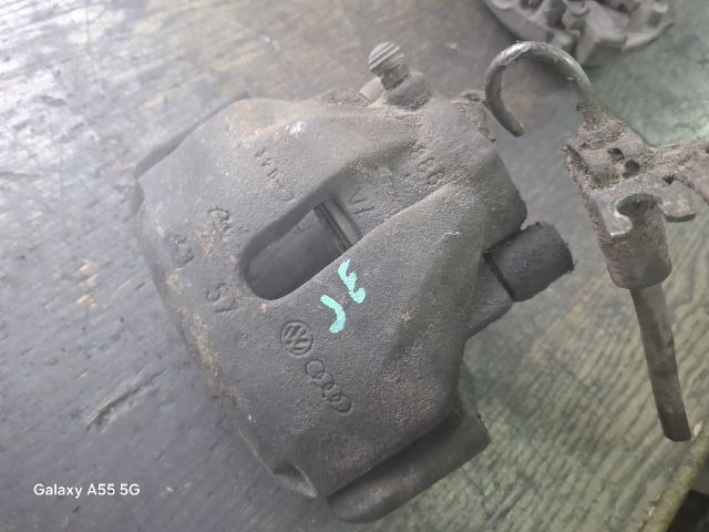 bontott AUDI A6 C5 Jobb első Féknyereg Munkahengerrel