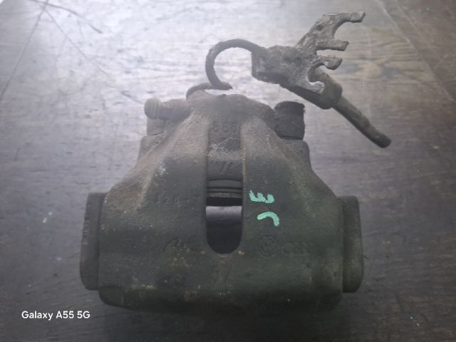 bontott AUDI A6 C5 Jobb első Féknyereg Munkahengerrel