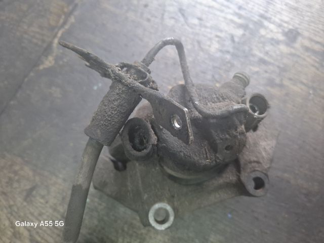 bontott AUDI A6 C5 Jobb első Féknyereg Munkahengerrel