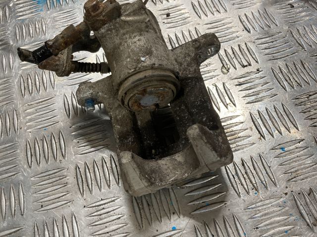 bontott AUDI A6 C5 Jobb hátsó Féknyereg Munkahengerrel