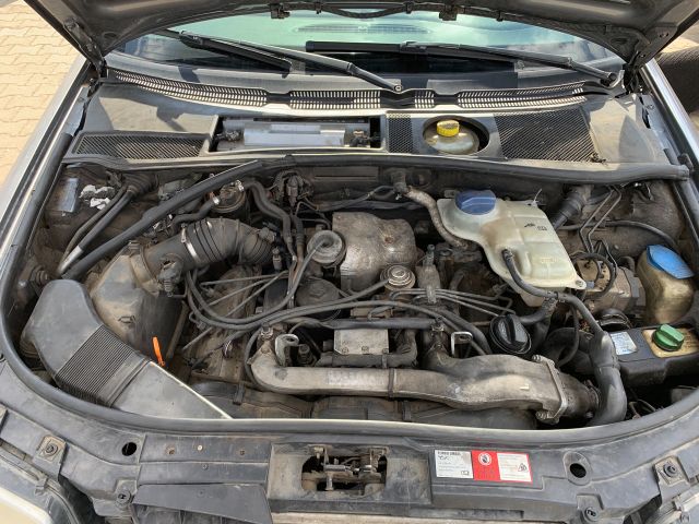 bontott AUDI A6 C5 Motor (Fűzött blokk hengerfejjel)