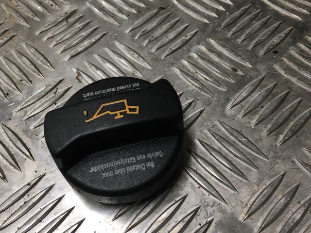 bontott AUDI A6 C5 Olajbeöntő Sapka