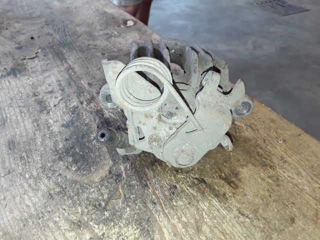 bontott AUDI A6 C5 Bal hátsó Féknyereg Munkahengerrel