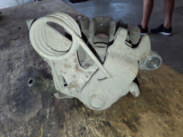 bontott AUDI A6 C5 Bal hátsó Féknyereg Munkahengerrel