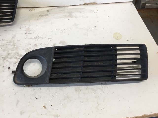 bontott AUDI A6 C5 Bal Ködlámpa Rács