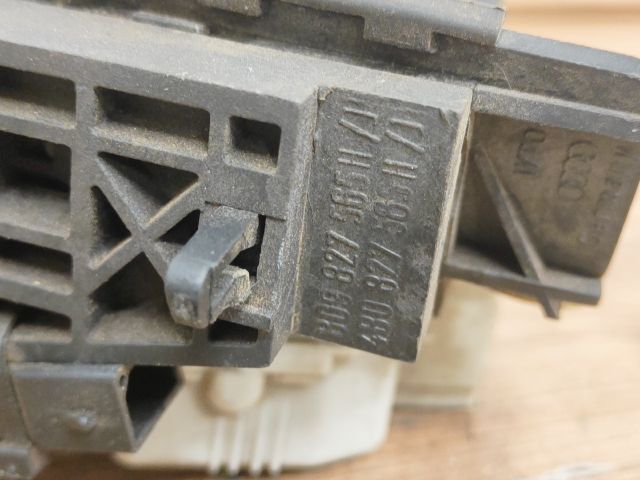 bontott AUDI A6 C5 Csomagtér Nyitó Kar / Gomb