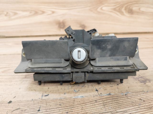 bontott AUDI A6 C5 Csomagtér Nyitó Kar / Gomb