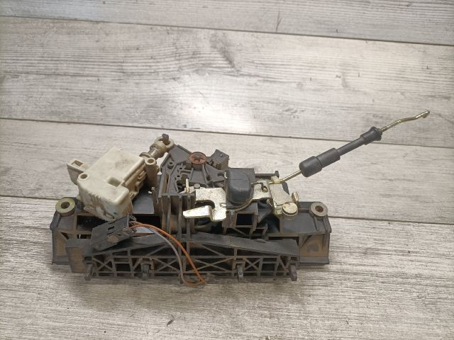 bontott AUDI A6 C5 Csomagtér Nyitó Kar / Gomb