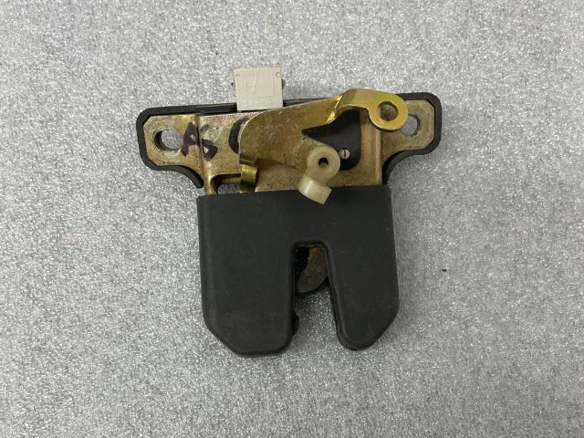 bontott AUDI A6 C5 Csomagtérajtó Zárszerkezet