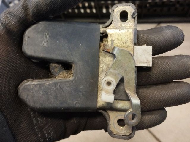 bontott AUDI A6 C5 Csomagtérajtó Zárszerkezet