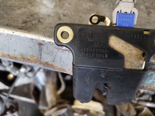 bontott AUDI A6 C5 Csomagtérajtó Zárszerkezet