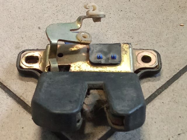 bontott AUDI A6 C5 Csomagtérajtó Zárszerkezet