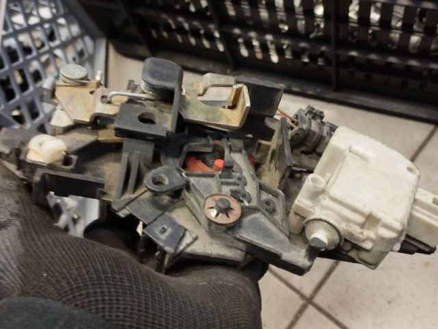 bontott AUDI A6 C5 Csomagtérajtó Zárszerkezet