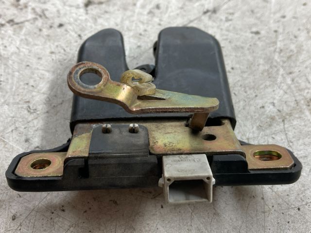 bontott AUDI A6 C5 Csomagtérajtó Zárszerkezet