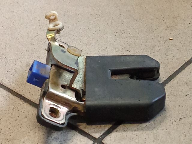 bontott AUDI A6 C5 Csomagtérajtó Zárszerkezet