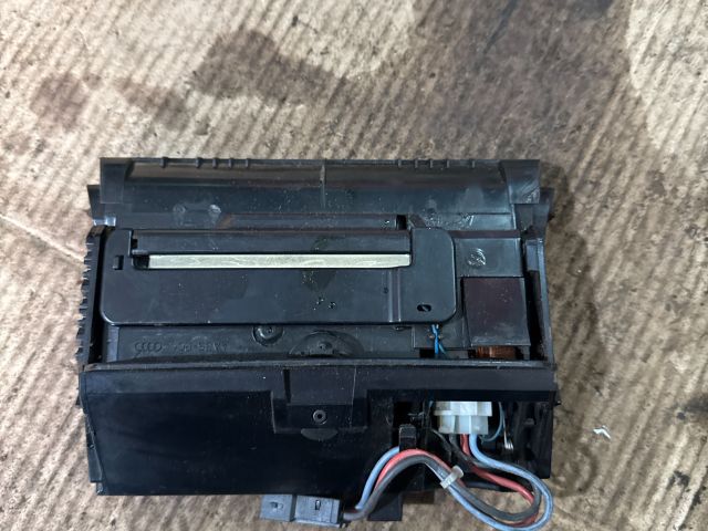 bontott AUDI A6 C5 Első Hamutartó